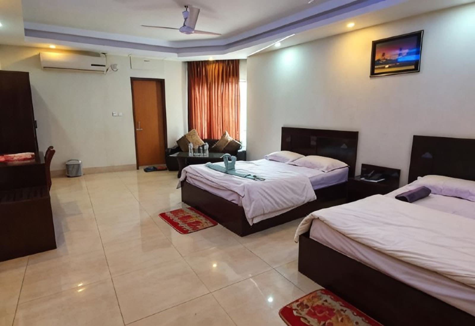 A twin-bed room at Hotel Skypark with tiled floors and a curtained window