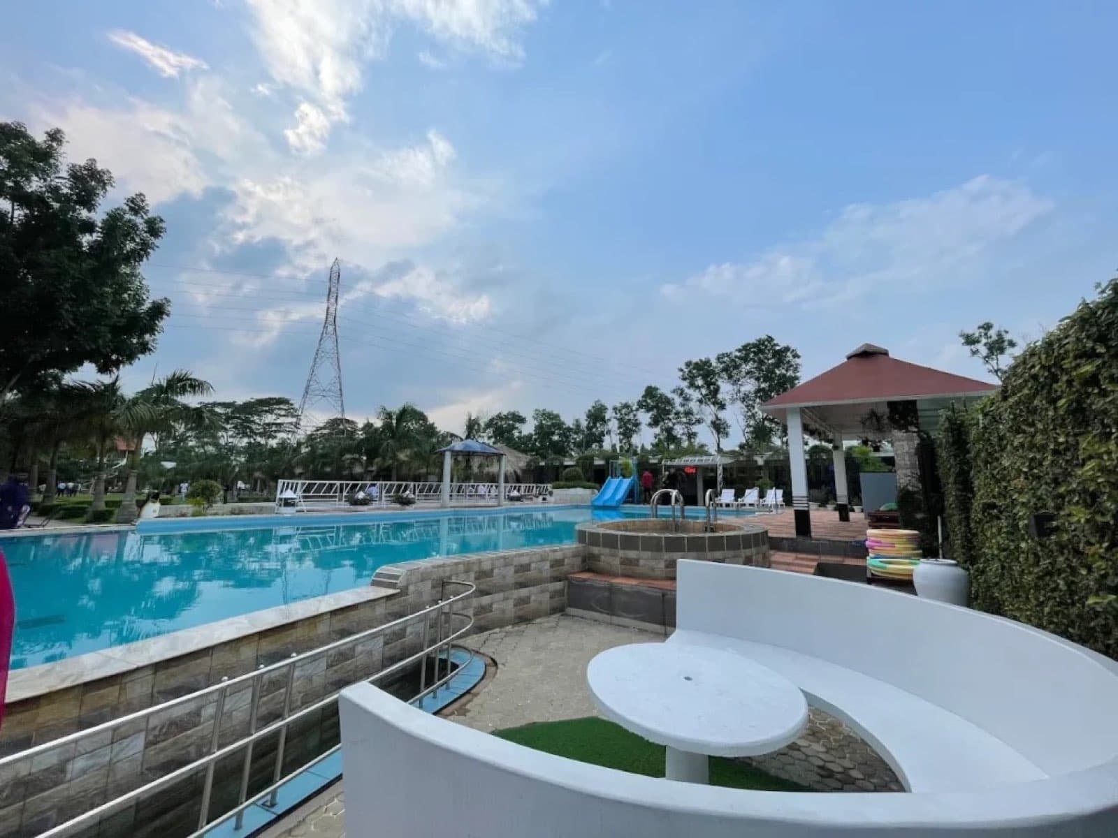 The swimming pool and lakeside grounds at Rangauti Resort