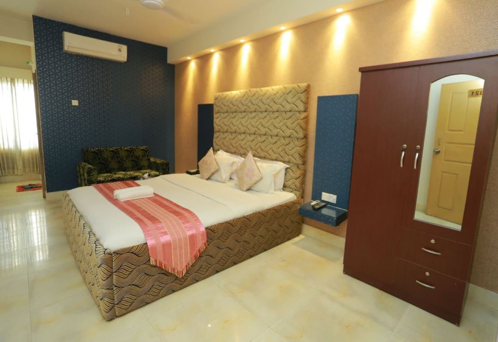 A double bedroom with a padded headboard at Restinn Hotel